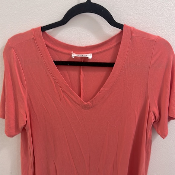 Zenana Top V-Neck Short Sleeves Casual Tee Size Medium - Picture 2 of 4